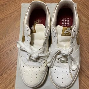 WMNS NIKE AIR FORCE 1 ‘07. Size 7.5, White/Met Gold